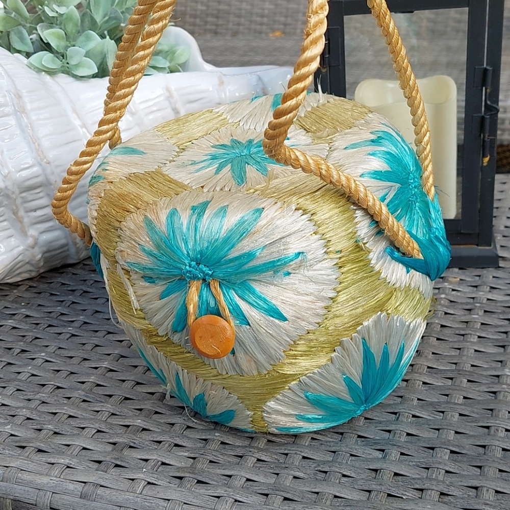 Vintage raffia hand bag